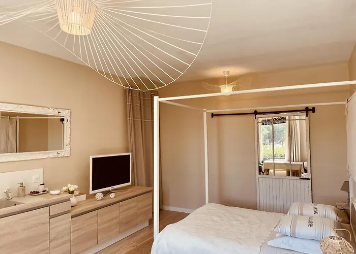 La Lagune Bed & Breakfast 4*